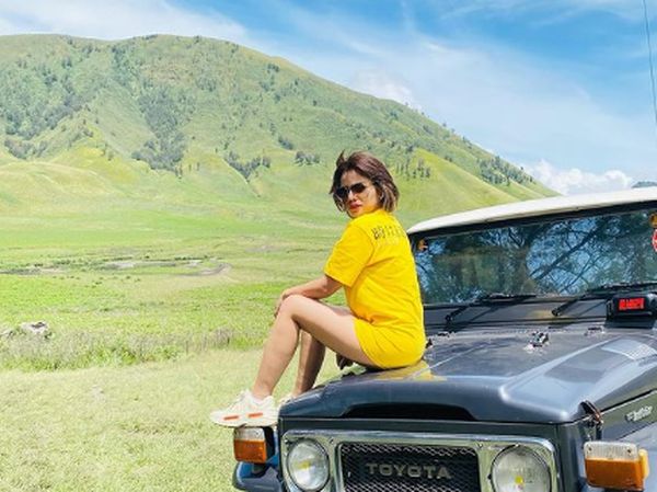 Pose Liburan ala DJ Seksi, Dinar Candy