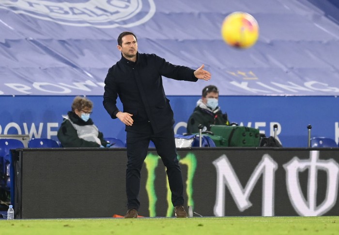 LEICESTER, ENGLAND - JANUARY 19: Frank Lampard, Manager of Chelsea gives his team instructions during the Premier League match between Leicester City and Chelsea at The King Power Stadium on January 19, 2021 in Leicester, England. Sporting stadiums around the UK remain under strict restrictions due to the Coronavirus Pandemic as Government social distancing laws prohibit fans inside venues resulting in games being played behind closed doors. (Photo by Michael Regan/Getty Images)