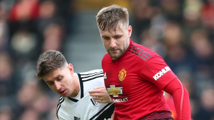 LONDON, ENGLAND - FEBRUARY 09:  Luke Shaw of Manchester United is challenged by Tom Cairney of Fulham during the Premier League match between Fulham FC and Manchester United at Craven Cottage on February 9, 2019 in London, United Kingdom.  (Photo by Clive Rose/Getty Images)