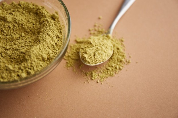 Henna/freepik.com Henna ditambahkan essential oil/freepik.com