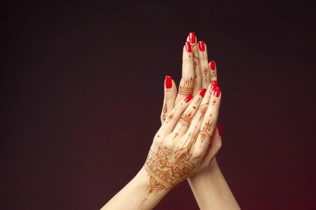 Henna/freepik.com Henna dipakai dengan diolesi minyak lebih dulu/freepik.com
