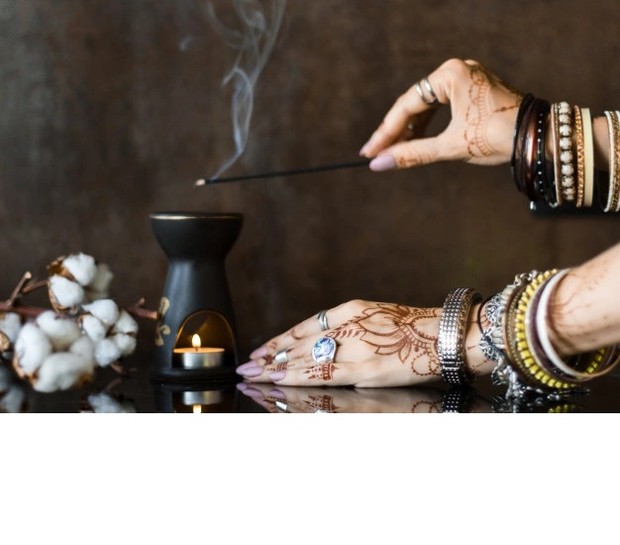 Henna/freepik.com Henna dikeringkan setelah dipakai/freepik.com