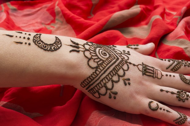 Henna/freepik.com Henna diolesi minyak sebelum mandi/freepik.com