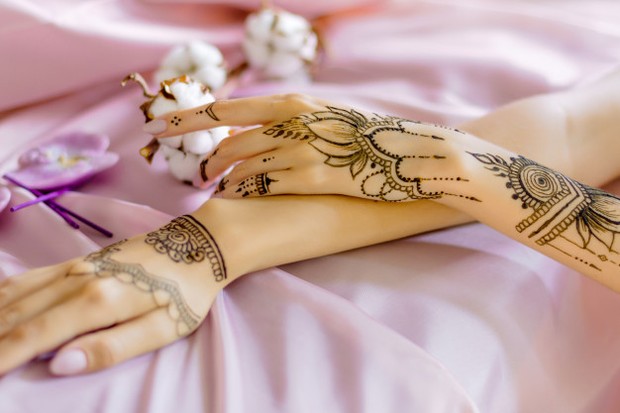 Henna/freepik.com Henna dipakai dengan dikeringkan lebih dulu/freepik.com