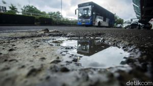 Hati-hati! Jalan MT Haryono Arah Gatot Subroto Bopeng