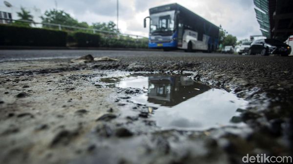 Hati-hati! Jalan MT Haryono Arah Gatot Subroto Bopeng