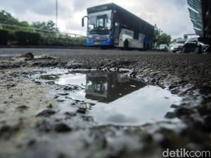 Hati-hati! Jalan MT Haryono Arah Gatot Subroto Bopeng