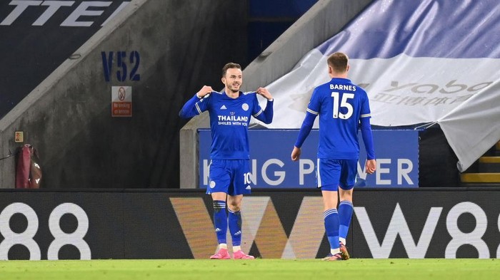 LEICESTER, ENGLAND - JANUARY 19: James Maddison of Leicester City celebrates with team mate Harvey Barnes of Leicester City after scoring their sides second goal during the Premier League match between Leicester City and Chelsea at The King Power Stadium on January 19, 2021 in Leicester, England. Sporting stadiums around the UK remain under strict restrictions due to the Coronavirus Pandemic as Government social distancing laws prohibit fans inside venues resulting in games being played behind closed doors. (Photo by Michael Regan/Getty Images)