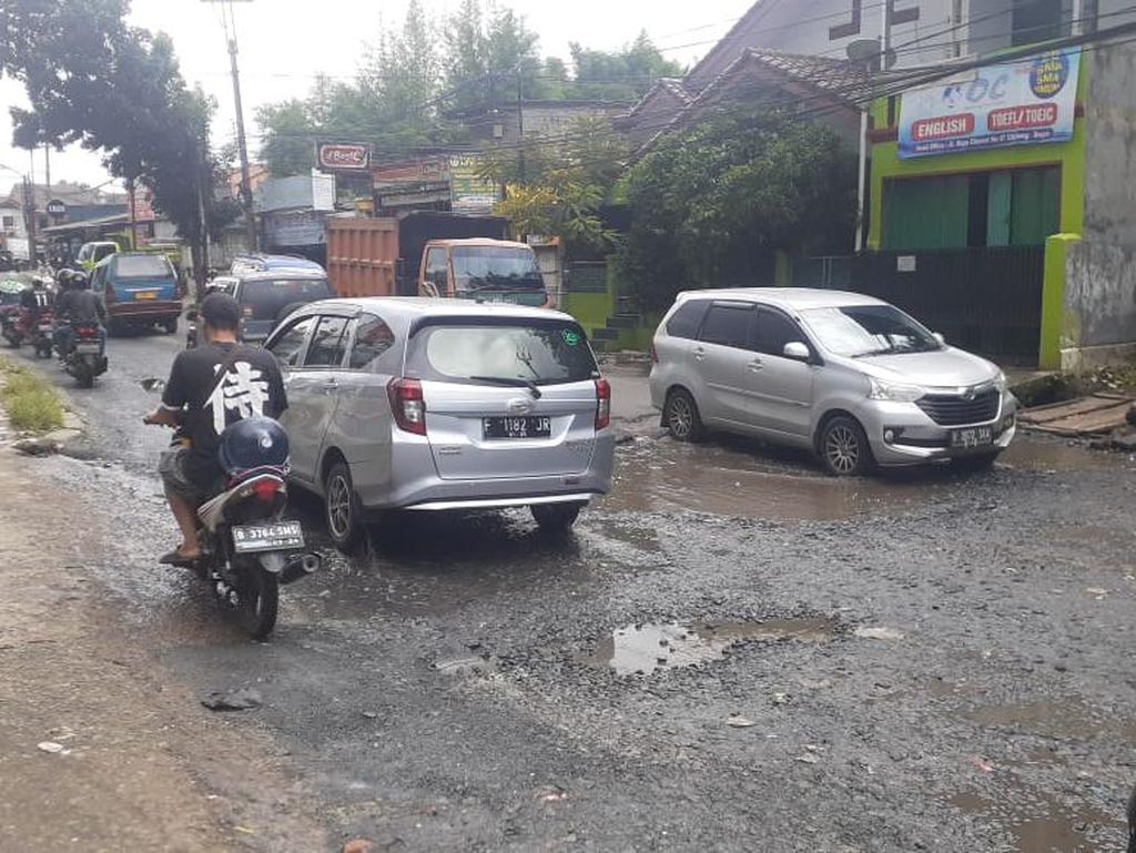Jl Raya Cikaret Kabupaten Bogor Rusak, Pihak Kecamatan Akan Cek Dulu