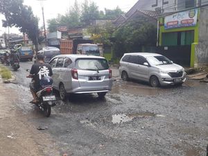 Jl Raya Cikaret Kabupaten Bogor Rusak, Pihak Kecamatan Akan Cek Dulu Jl Raya Cikaret Kabupaten Bogor Rusak, Pihak Kecamatan Akan Cek Dulu