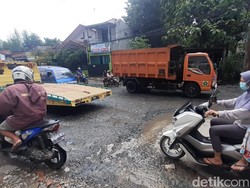Warga Keluhkan Drainase Jadi Biang Kerusakan Jl Raya Cikaret, Bogor