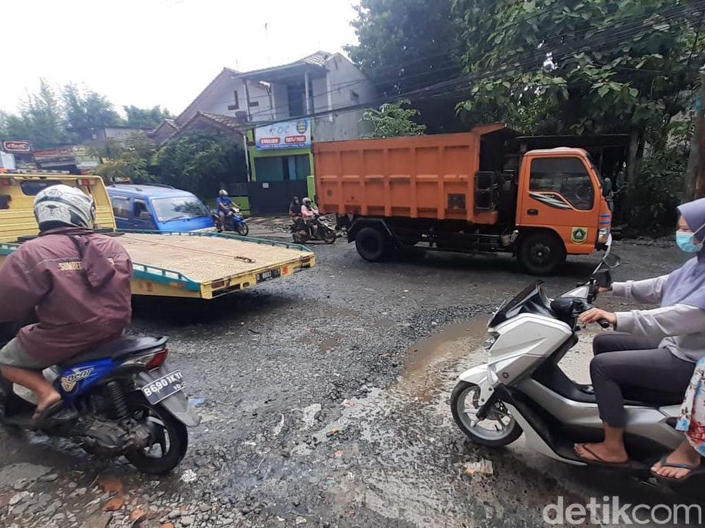 Warga Ingin Jl Raya Cikaret Kabupaten Bogor yang Rusak Cepat Diperbaiki