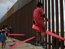 Jungkat-jungkit Pink di Tembok Perbatasan AS-Meksiko Raih Penghargaan