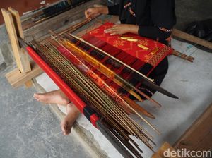 Cerita Keistimewaan Kain Tenun dari Desa Sukarara Lombok