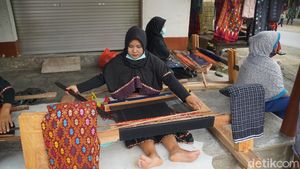 Potret Tenun Desa Sukarara yang Melegenda nan Istimewa