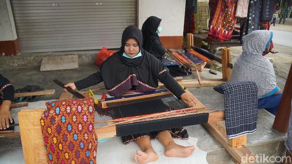 Potret Tenun Desa Sukarara yang Melegenda nan Istimewa
