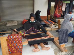 Potret Tenun Desa Sukarara yang Melegenda nan Istimewa