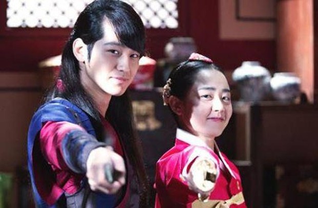 Setelah mengembangkan perasaan satu sama lain saat syuting drama Godders of Fire (2013), Kim Bum dan Moon Geun Young mengumumkan hubungan mereka
