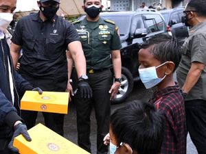 Jokowi hingga Rian DMasiv Kirim Makanan untuk Korban Banjir Kalsel Jokowi hingga Rian DMasiv Kirim Makanan untuk Korban Banjir Kalsel