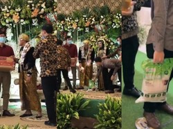 Kocak! Tamu Kondangan Ini Ramai-ramai Beri Sembako untuk Temannya