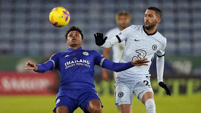 LEICESTER, ENGLAND - JANUARY 19: James Justin of Leicester City looks to break past Hakim Ziyech of Chelsea during the Premier League match between Leicester City and Chelsea at The King Power Stadium on January 19, 2021 in Leicester, England. Sporting stadiums around the UK remain under strict restrictions due to the Coronavirus Pandemic as Government social distancing laws prohibit fans inside venues resulting in games being played behind closed doors. (Photo by Tim Keeton - Pool/Getty Images)