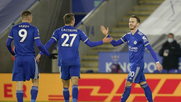 LEICESTER, ENGLAND - JANUARY 19: James Maddison of Leicester City celebrates with team mates (L-R) Jamie Vardy and Timothy Castagne of Leicester City after scoring their sides second goal during the Premier League match between Leicester City and Chelsea at The King Power Stadium on January 19, 2021 in Leicester, England. Sporting stadiums around the UK remain under strict restrictions due to the Coronavirus Pandemic as Government social distancing laws prohibit fans inside venues resulting in games being played behind closed doors. (Photo by Tim Keeton - Pool/Getty Images)