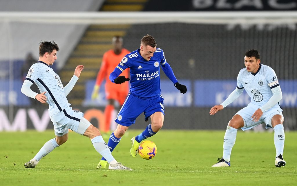 LEICESTER, ENGLAND - JANUARY 19: Jamie Vardy of Leicester City is challenged by Mason Mount and Thiago Silva of Chelsea  during the Premier League match between Leicester City and Chelsea at The King Power Stadium on January 19, 2021 in Leicester, England. Sporting stadiums around the UK remain under strict restrictions due to the Coronavirus Pandemic as Government social distancing laws prohibit fans inside venues resulting in games being played behind closed doors. (Photo by Michael Regan/Getty Images)