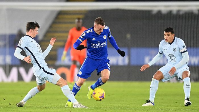 Liga Inggris LEICESTER, ENGLAND - JANUARY 19: Jamie Vardy of Leicester City is challenged by Mason Mount and Thiago Silva of Chelsea during the Premier League match between Leicester City and Chelsea at The King Power Stadium on January 19, 2021 in Leicester, England. Sporting stadiums around the UK remain under strict restrictions due to the Coronavirus Pandemic as Government social distancing laws prohibit fans inside venues resulting in games being played behind closed doors. (Photo by Michael Regan/Getty Images)