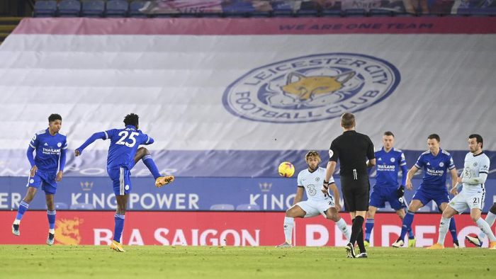 Liga Inggris Leicesters Wilfred Ndidi shoots to score during the English Premier League soccer match between Leicester City and Chelsea at the King Power Stadium in Leicester, England, Tuesday, Jan. 19, 2021. (Michael Regan/Pool via AP)