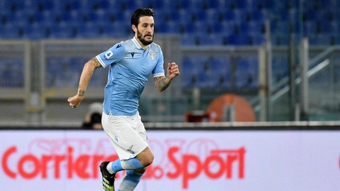 ROME, ITALY - JANUARY 15: Luis Alberto of SS Lazio in action during the Serie A match between SS Lazio and AS Roma at Stadio Olimpico on January 15, 2021 in Rome, Italy.  (Photo by Marco Rosi - SS Lazio/Getty Images)