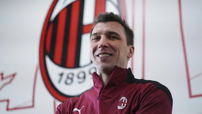 Mario Mandzukic poses at the Milanello Milans sport center prior to his first training session, in Carnago, Italy, Tuesday, Jan. 19, 2021. AC Milan has signed veteran forward Mario Mandžukić. The 34-year-old Croat gives 39-year-old Zlatan Ibrahimovic support in attack for the Italian league leader’s title challenge. Milan said Mandžukić agreed on a deal until the end of the current season with an option to extend by one year. (Spada/LaPresse via AP)