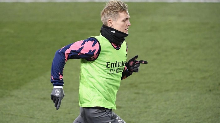 Real Madrids Norwegian midfielder Martin Odegaard warms up on the sidelines during the Spanish League football match between Real Madrid and Celta Vigo at the Alfredo Di Stefano stadium in Valdebebas, northeast of Madrid, on January 2, 2021. (Photo by OSCAR DEL POZO / AFP)