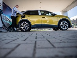 Pakai Mobil Listrik, Perempuan Ini Girang Bisa Hemat Rp 96 Juta dalam 3 Tahun