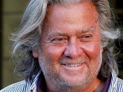 Menit Terakhir Menjabat, Trump Ampuni Eks Penasihat yang Didakwa Penipuan