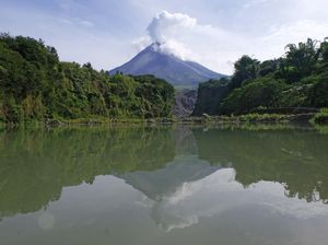 Aliran Lahar Hujan Gunung Merapi Capai 6 Km dari Puncak Aliran Lahar Hujan Gunung Merapi Capai 6 Km dari Puncak