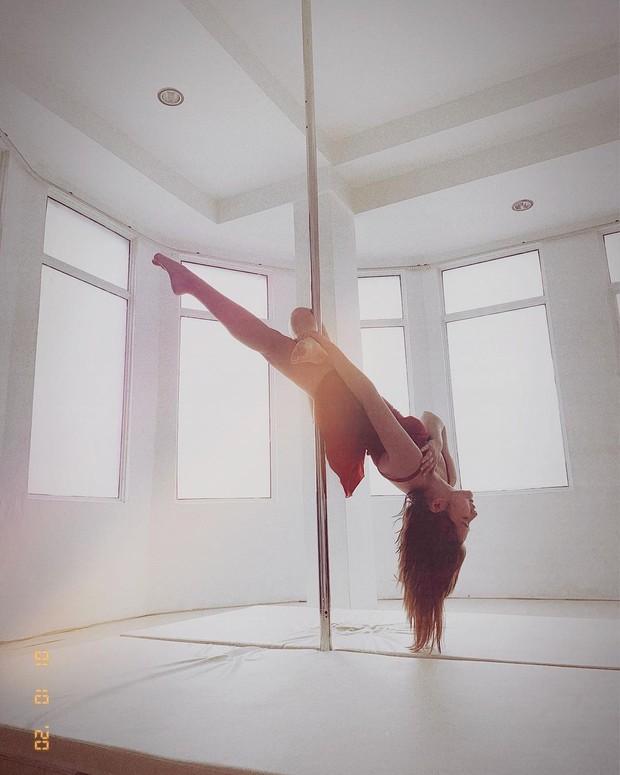 Aksi Prilly Latuconsina saat Pole Dance