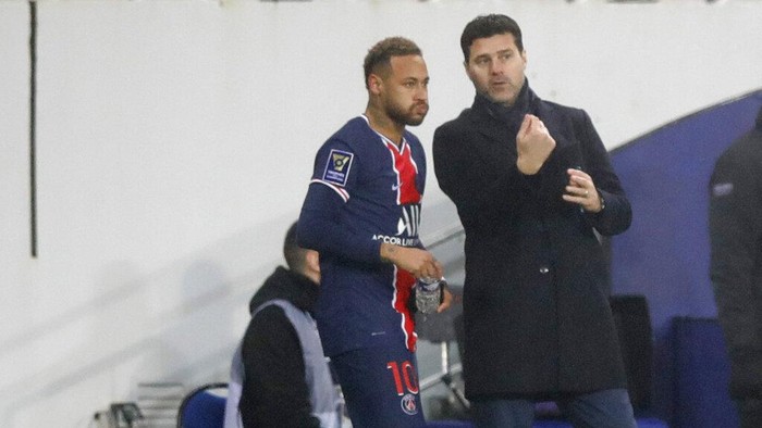 PSGs head coach Mauricio Pochettino, right, instructs PSGs Neymar during the Champions Trophy soccer match between Paris Saint-Germain and Olympique Marseille at the Bollaert stadium in Lens, northern France, Wednesday, Jan.13, 2021. (AP Photo/Christophe Ena)