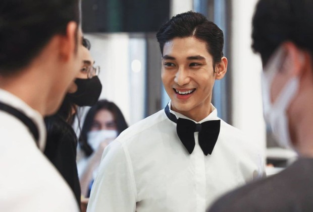 Paing Takhon mengawali karir sebagai mode