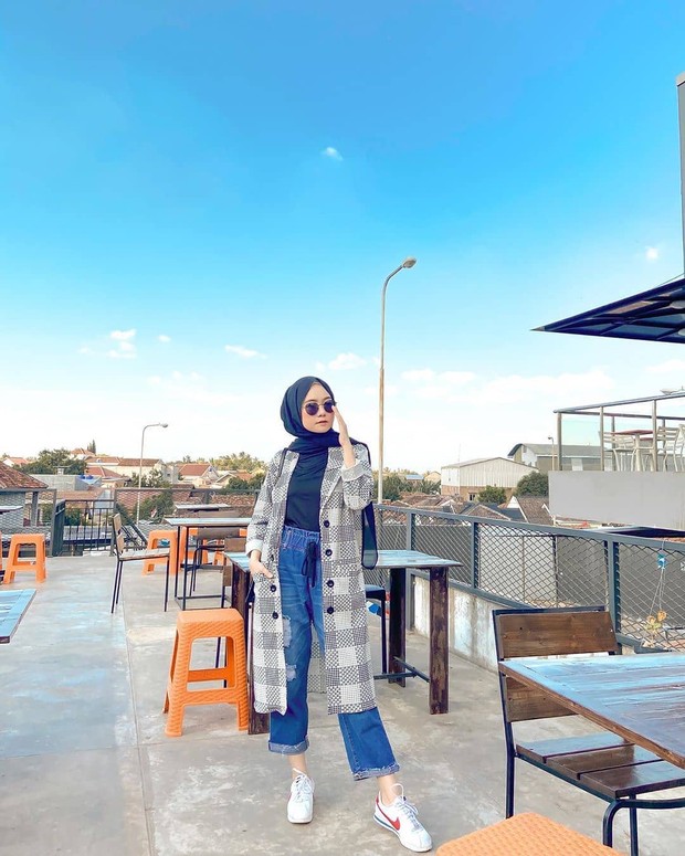 Pakai Long Outer untuk menyamarkan tampilan tubuh/instagram.com/inspirasiootdselebgram_