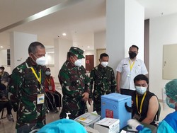 Cek Langsung Vaksinasi Nakes, Pangdam Jaya Merapat ke Wisma Atlet
