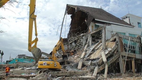 Pasca Gempa, Puing-puing Kantor Gubernur Sulbar Dibersihkan