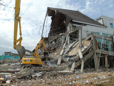 Pasca Gempa, Puing-puing Kantor Gubernur Sulbar Dibersihkan
