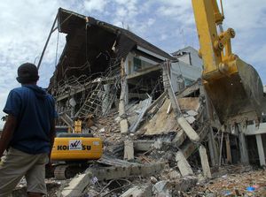 7 Alat Berat Dikerahkan Bersihkan Puing Kantor Gubernur Sulbar
