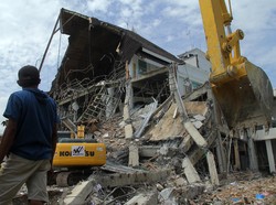 7 Alat Berat Dikerahkan Bersihkan Puing Kantor Gubernur Sulbar