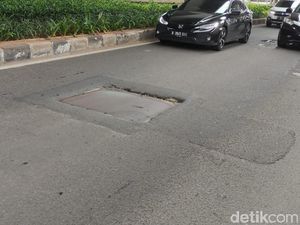 Awas! Penutup Gorong-gorong Tak Rata di Jl Gatsu Jakarta