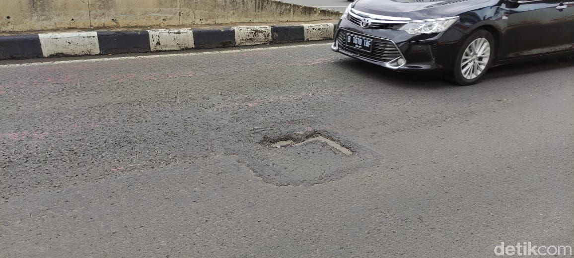 Penutup gorong-gorong di Jl Gatsu Jakarta tidak rata. (Taufieq RA/detikcom)