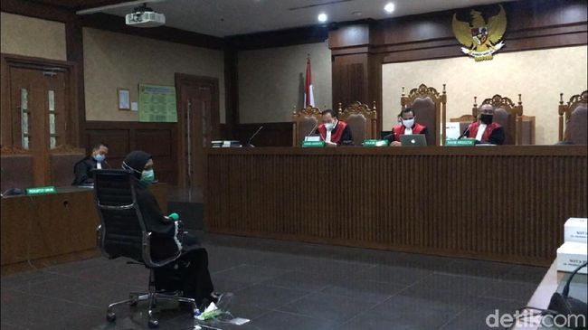 Pinangki Berurai Air Mata Minta Pengampunan Hakim di Sidang Pleidoi Pinangki Berurai Air Mata Minta Pengampunan Hakim di Sidang Pleidoi