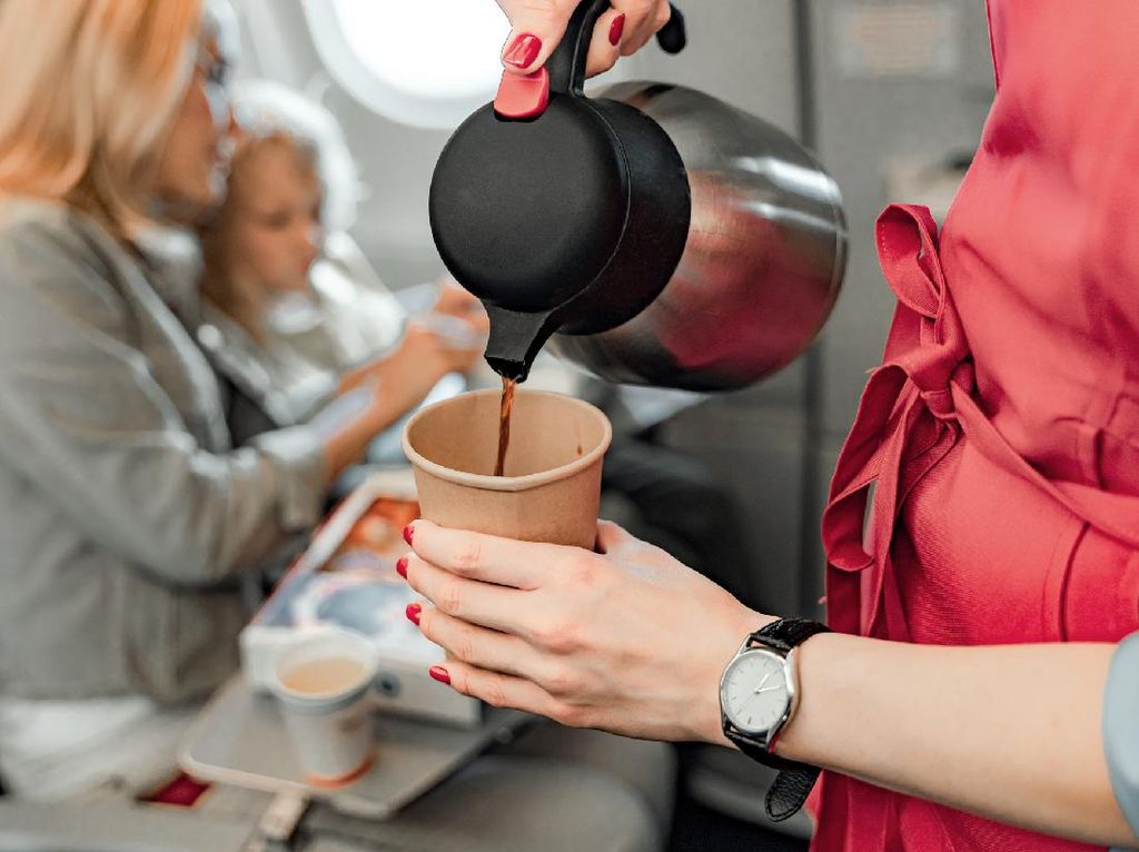 Pramugari: Jangan Pesan Minuman Ini dalam Pesawat