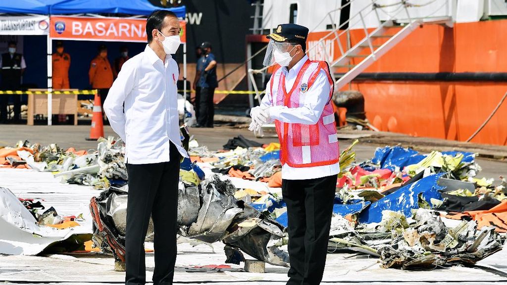 Jokowi Tinjau Posko Darurat Evakuasi Sriwijaya Air SJ182