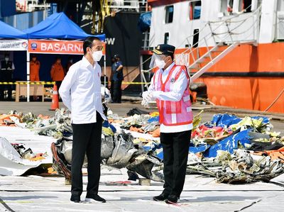 Jokowi Tinjau Posko Darurat Evakuasi Sriwijaya Air SJ182